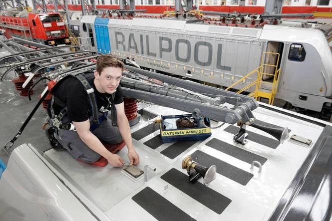 © Zgoll Aufbruchsstimmung in den Bombardier-Hallen: Die Auftragsbücher sind gut gefüllt, die Mitarbeiter, z. B. Mechaniker wie Brian Rose, haben gut zu tun.