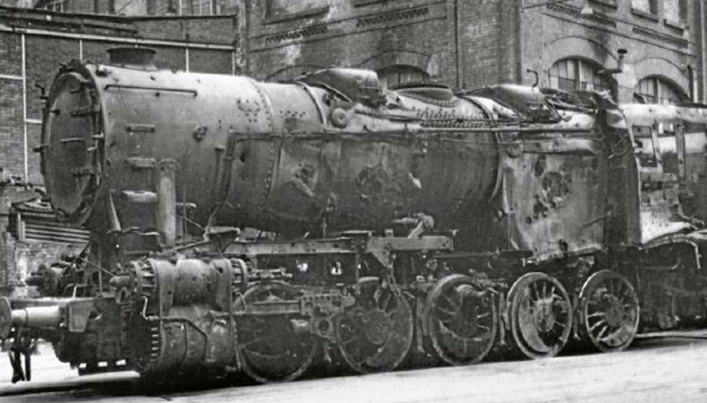 Zerschossene Lokomotive: Die Aufnahme entstand auf dem Werksgelände von Henschel in Rothenditmold. © Henschel-Museum