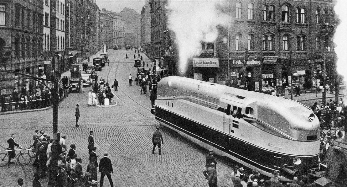 Der Holländische Platz vor der Zerstörung im Krieg: Damals rollten hier die Henschel-Lokomotiven zum Bahnhof. Foto:  Archiv/nh