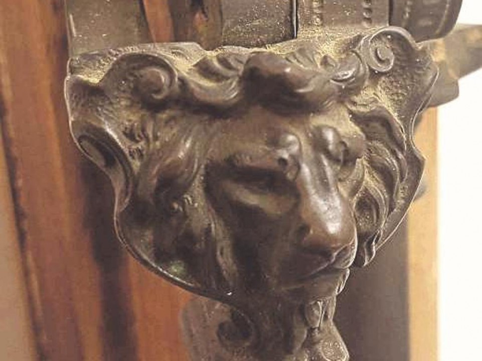 Detail vom Haus Henschel: Ein Fenstergriff mit Löwenkopf. © Siemon