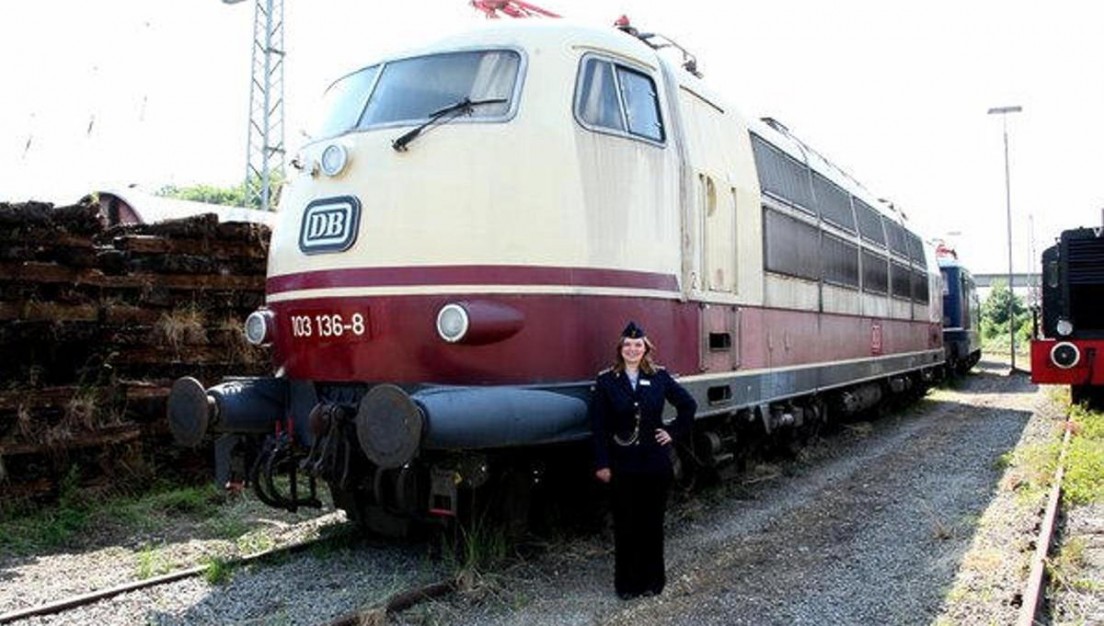 Ein Meilenstein der Eisenbahngeschichte: Die Elektrolok 03 - das Foto entstand in Bayern - wurde ab 1965 in Kassel von Henschel und Siemens gebaut. Die Schnellfahrlokomotive gilt als Vorläufer der heutigen ICE-Flotte. Foto: dpa