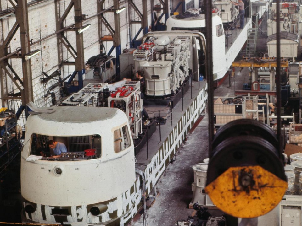Bislang unveröffentlichte Aufnahme: Das Foto zeigt die Produktion der Elektrolokomotive 03 im Werk Mittelfeld von Henschel in den späten 1960er-Jahren. Foto: Henschelmuseum / nh