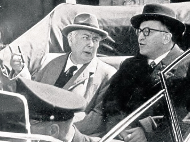 © Henschel-Chronik / nh - Ausfahrt im Cabriolet: Bundespräsident Theodor Heuss (links) und Firmenchef Oscar Robert Henschel am 1. Mai 1953.