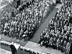 © Henschel-Chronik / nh - Ansprache in der Lokomotivhalle: Tausende von Henschelanern hörten Bundespräsident Theodor Heuss (vorn am Rednerpult) am 1. Mai 1953 zu.
