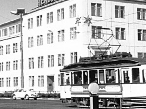 Universitäts-Standort Holländischer Platz: Die Aufnahme aus dem Jahr 1967 zeigt das Verwaltungsgebäude von Henschel mit dem charakteristischen Henschel-Stern. Das Gebäude gibt es noch und ist heute Teil der Uni. Foto: privat?/?nh